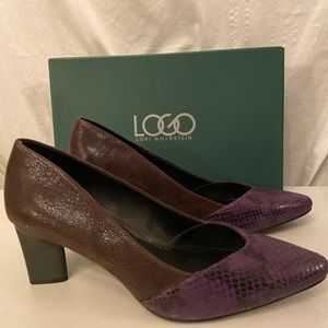 Logo Lori Goldstein purple leather pumps 8 NIB